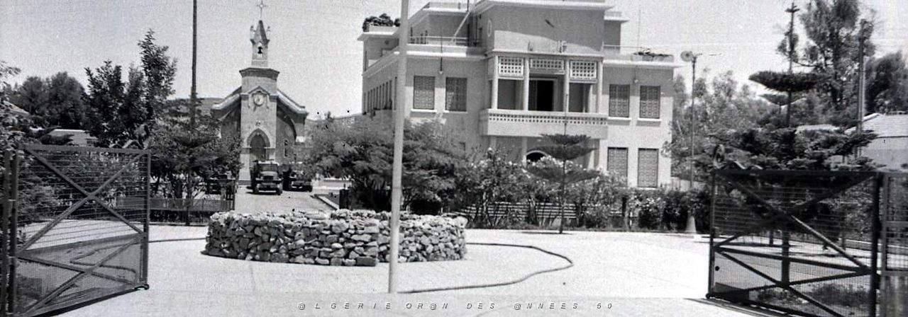 De Malherbe 501- Mairie et eglise COLLECTION DES AMIS DE ND DE SANTA CRUZ.jpg